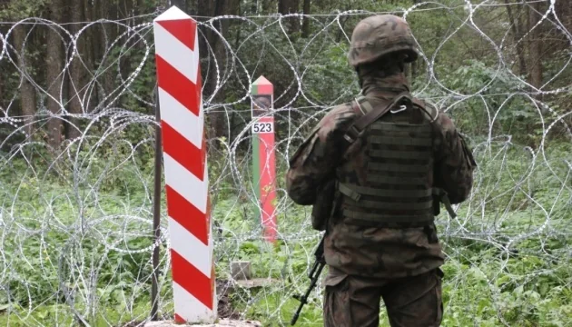 Прикордонник Литви на кордоні з Латвією біля колючого дроту