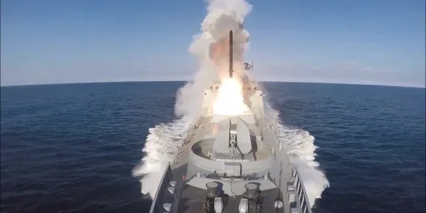 Корабель ядерного флоту РФ запускає балістичну ракету в океані