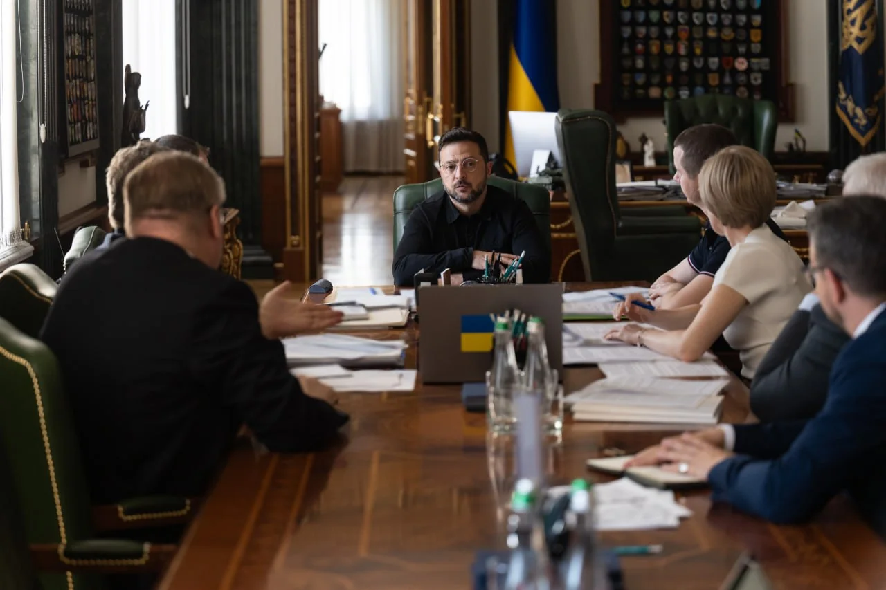Президент Володимир Зеленський проводить нараду щодо відкриття архівів Волинської трагедії в офіційному залі з українським прапором.