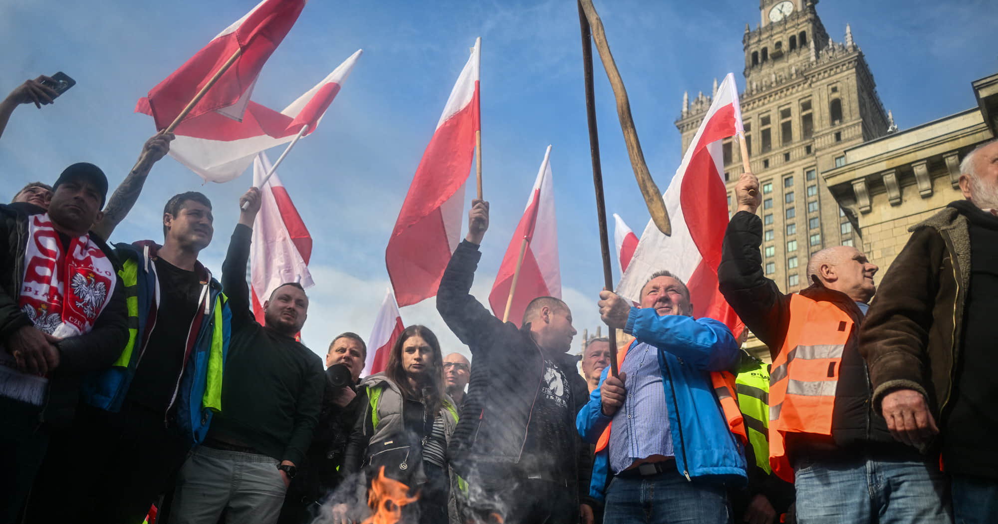 Протестувальники з польськими прапорами на акції проти українців у Польщі