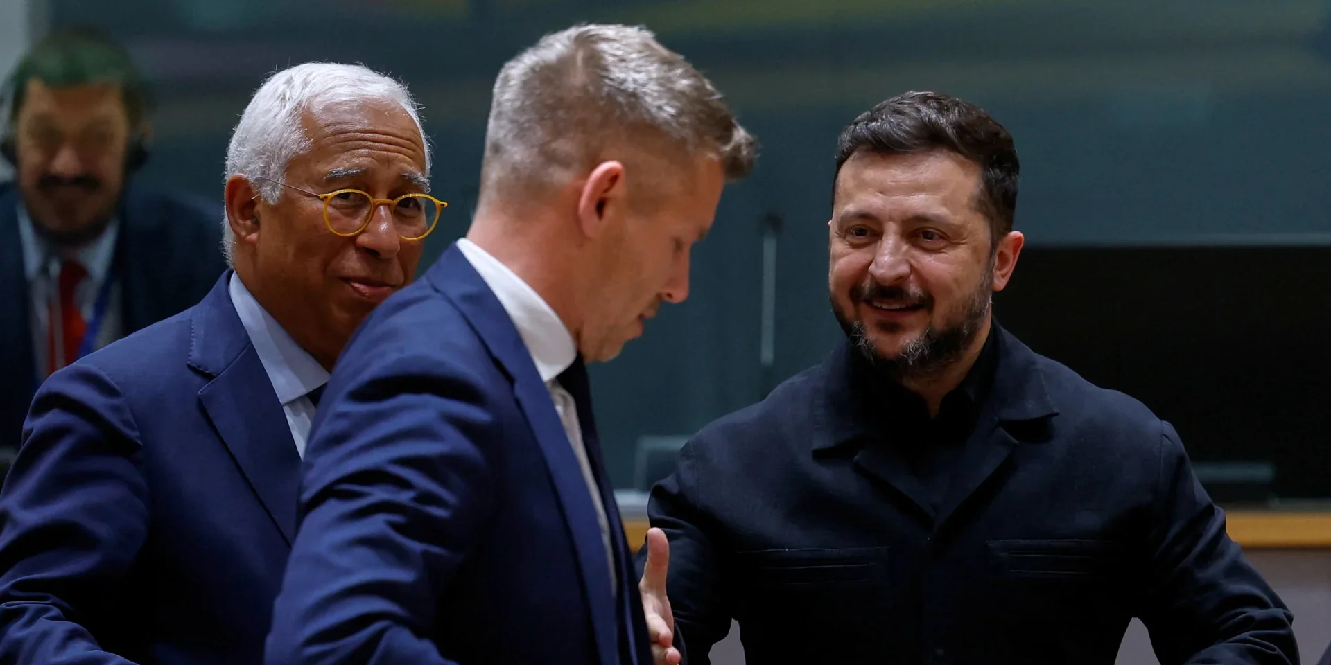 Зеленський посміхається під час розмови з двома європейськими політиками